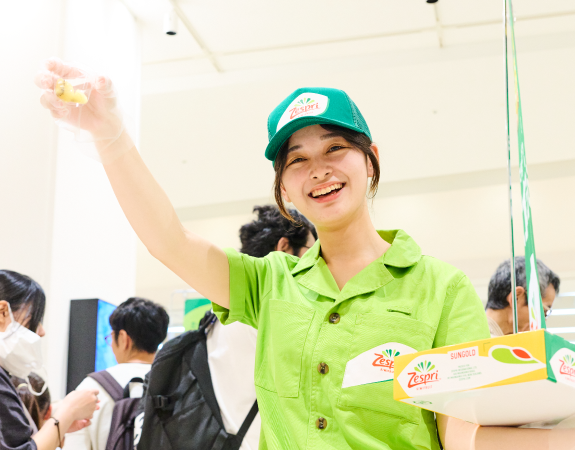 試食会イベントで接客するスタッフ