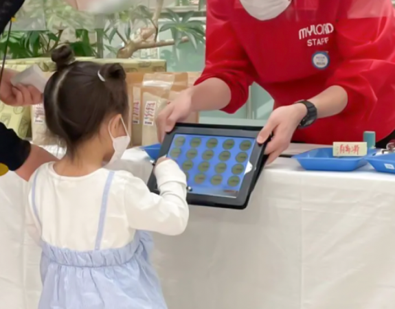 iPad抽選機を子供が操作している様子