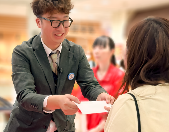 抽選会場で接客しているスタッフ