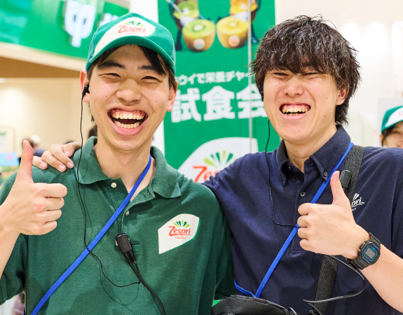 笑顔で接客するスタッフ