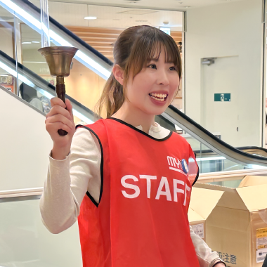 抽選会イベントを行うスタッフ