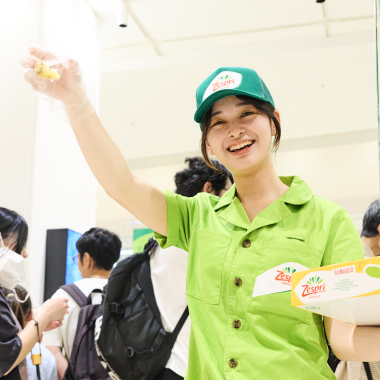 試飲・試食会で商品を配布するスタッフ