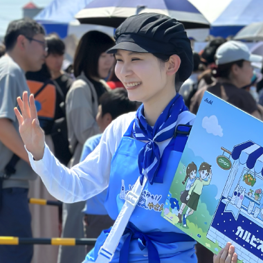 イベント会場で案内をするスタッフ