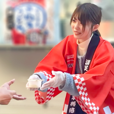 試食会場で接客するスタッフ