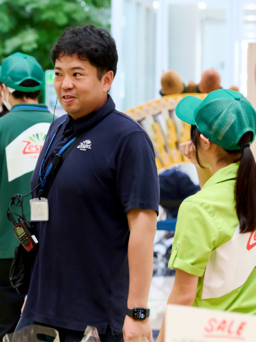 商業施設でイベント運営を行うスタッフ